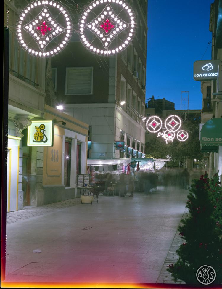 El carrer Mestre Rius de nit