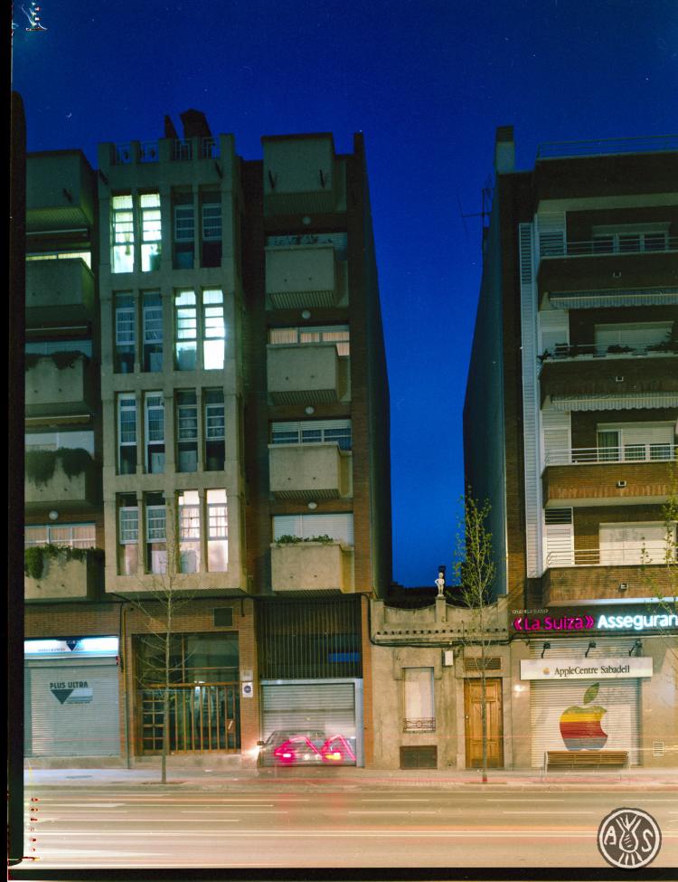 Casa i pisos a la Ronda Ponent de nit