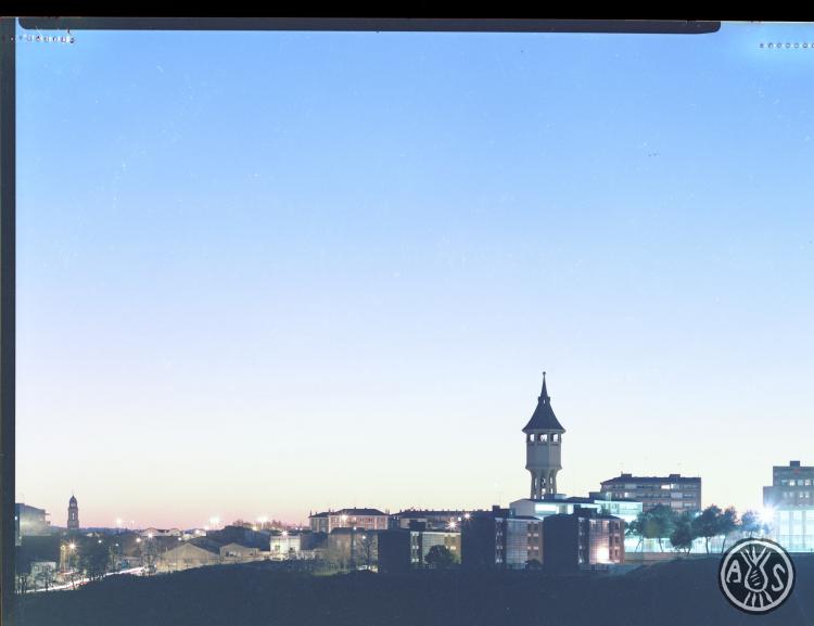 La Torre de l'Aigua vista des de la riba del Ripoll