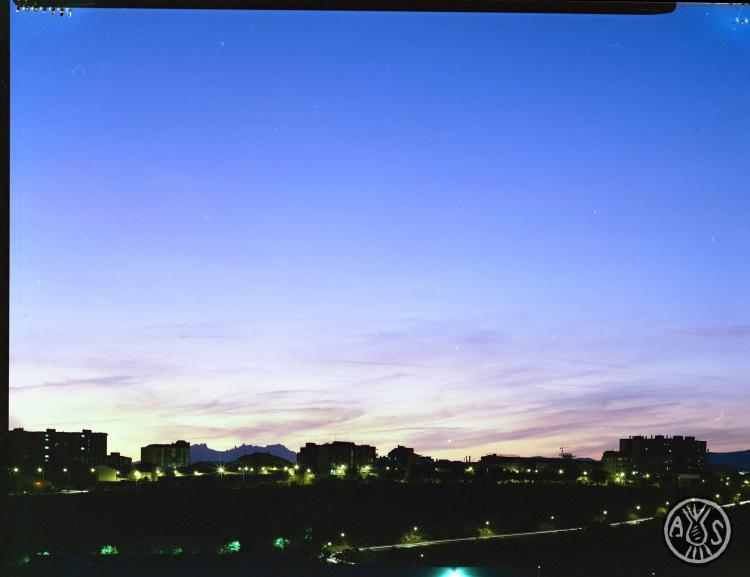 Perfil nocturn de Sabadell des de la riba del Ripoll