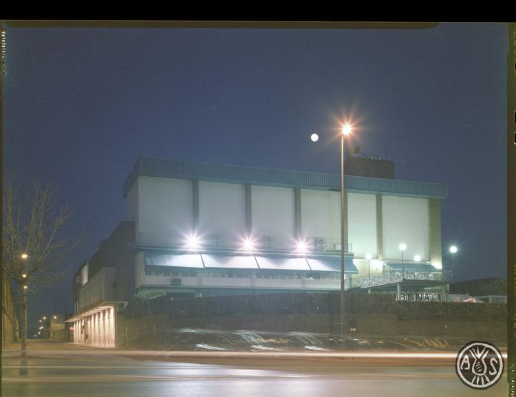 Exterior del Club Natació Sabadell de nit