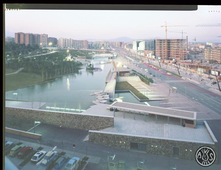El Parc de Catalunya amb els edificis de l'avinguda Francesc Macià en construcció de nit