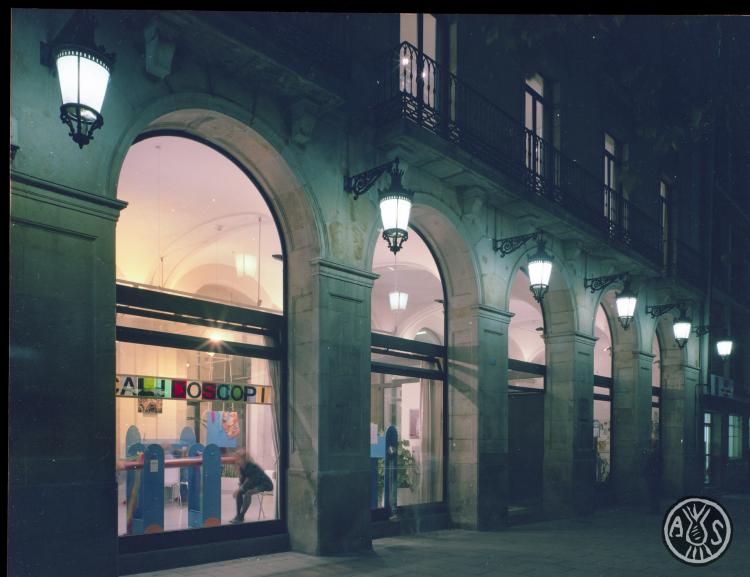 Façana del Casal Pere Quart de nit