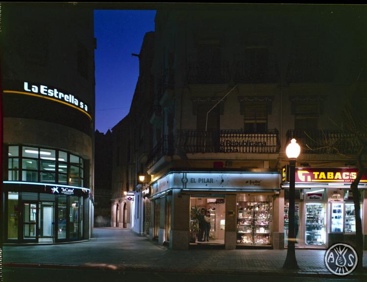 Botigues del passeig de la Plaça Major de nit