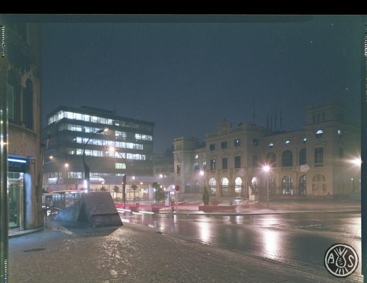 La plaça del Doctor Robert de nit en un dia de pluja
