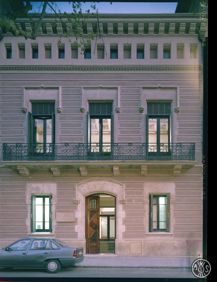 Façana de la Casa Ponsà al carrer Indústria