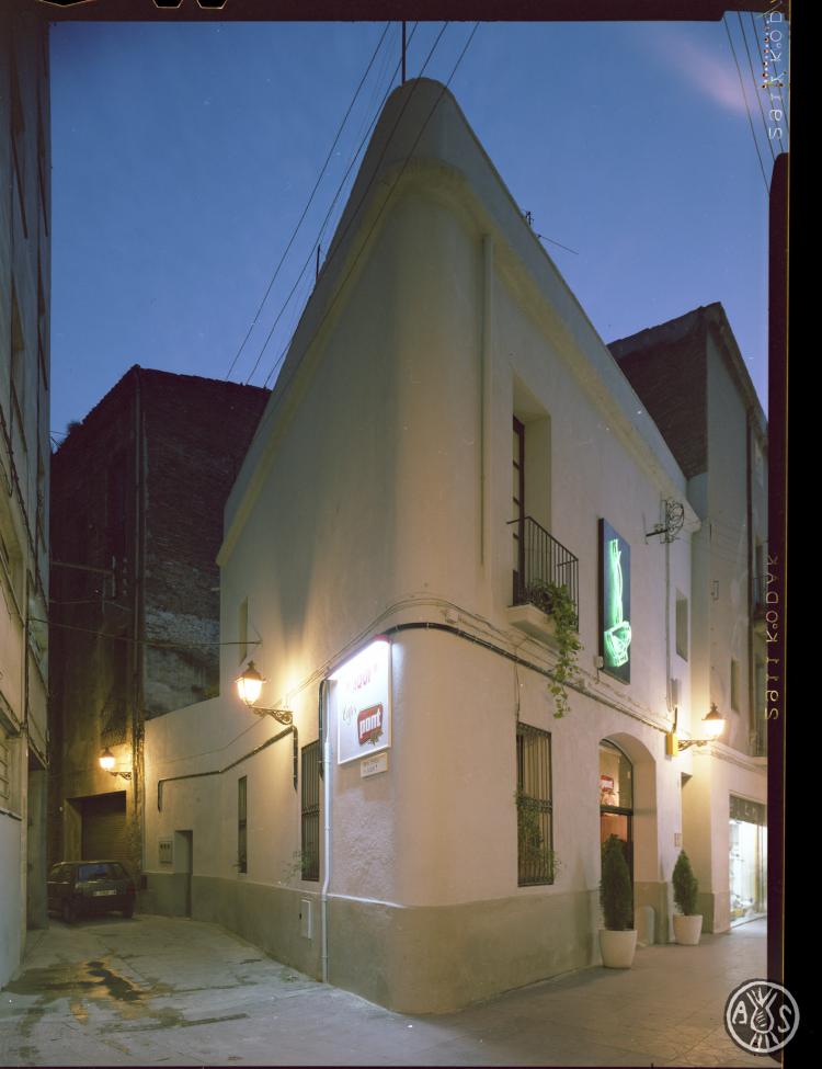 Cantonada dels carrers Sant Antoni i Jesús de nit