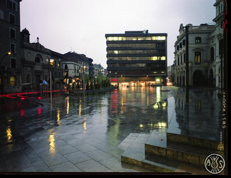 La plaça del Doctor Robert de nit