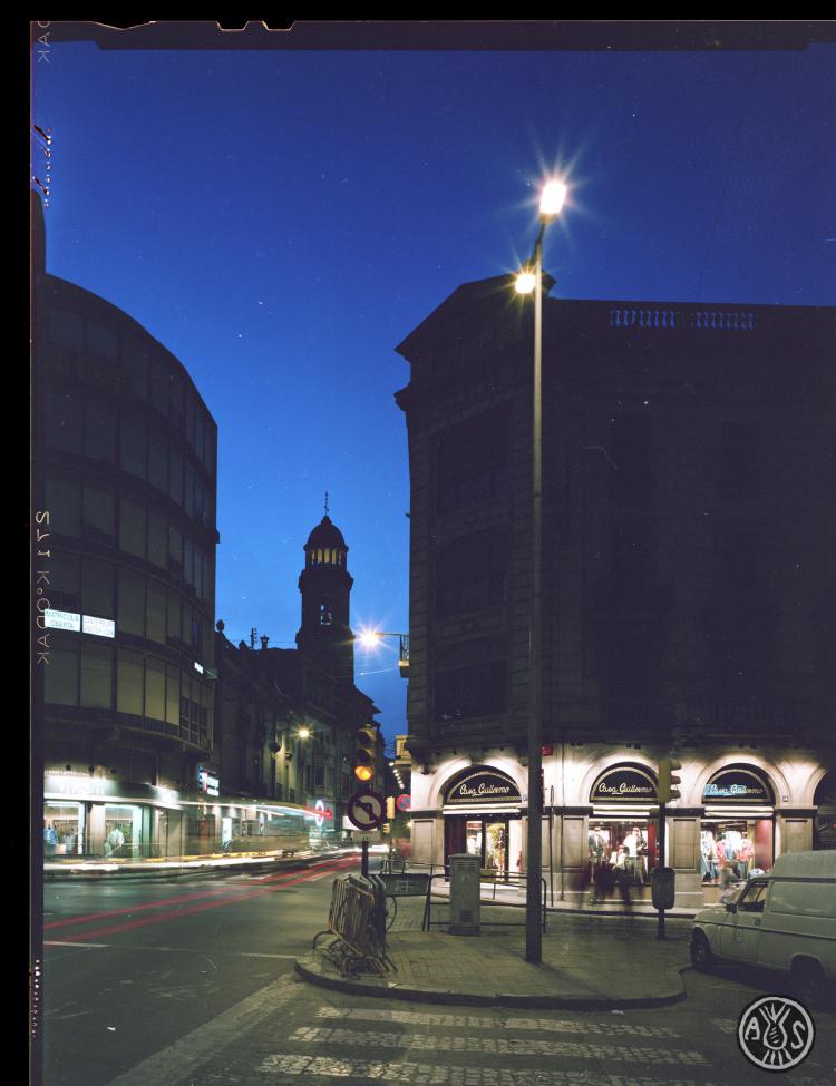 La plaça de l'Àngel de nit