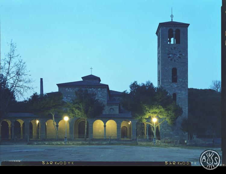 Façana principal de l'església del Santíssim Salvador de nit