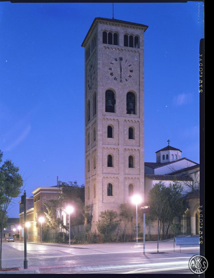 Campanar de l'església de Sant Oleguer de nit