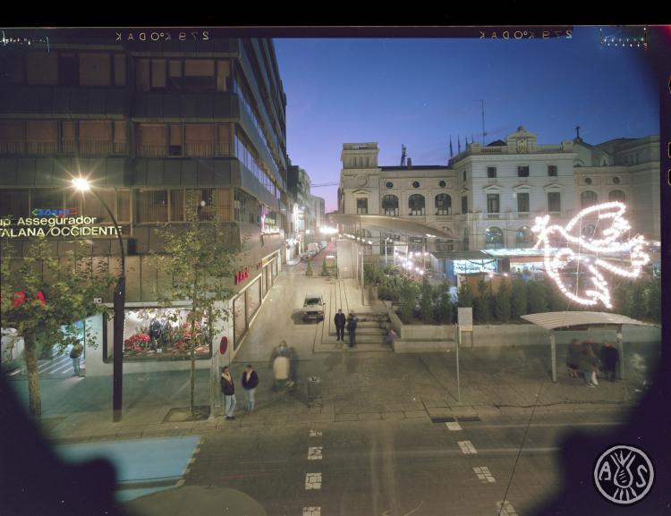 La plaça del Doctor Robert de nit