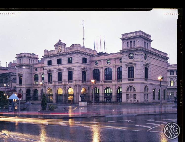 Façana de l'Ajuntament de Sabadell de nit