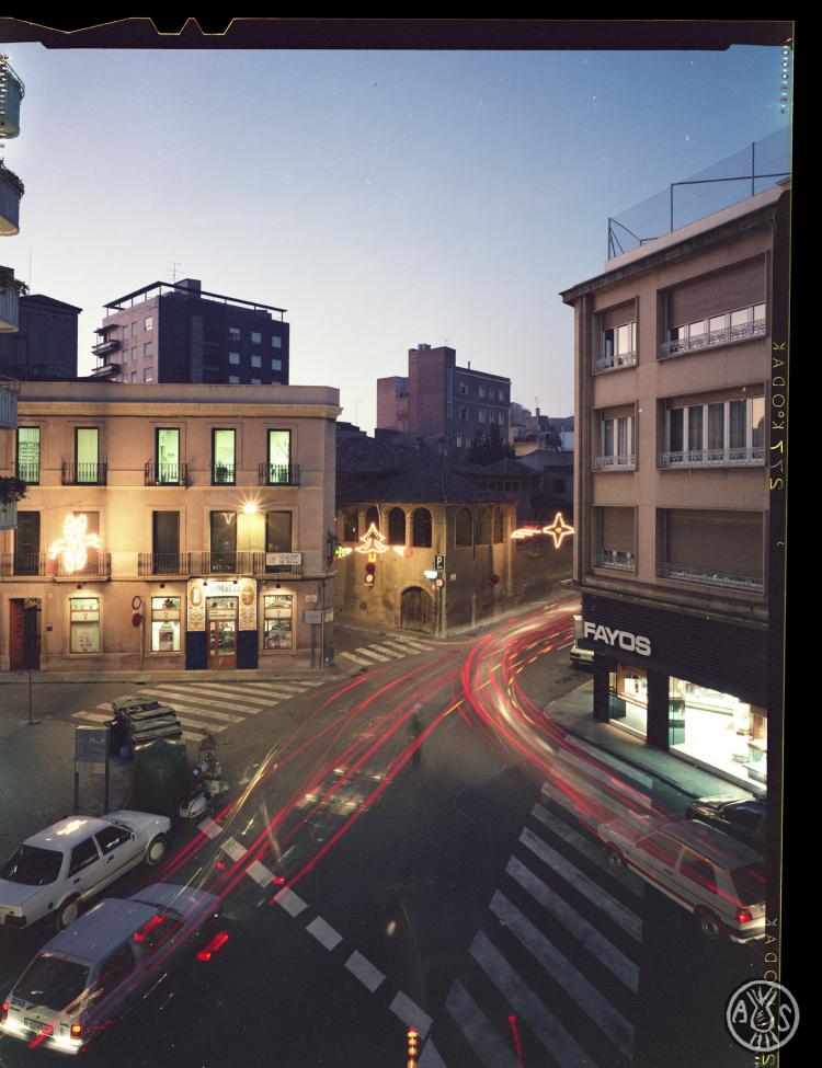 Confluència del carrer Tres Creus, Sant Joan i Narcís Giralt de nit