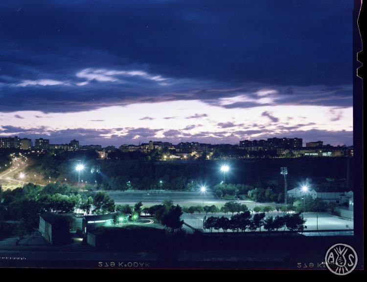 Panoràmica de les pistes d'atletisme de Sant Oleguer i el barri de Nostra Llar 