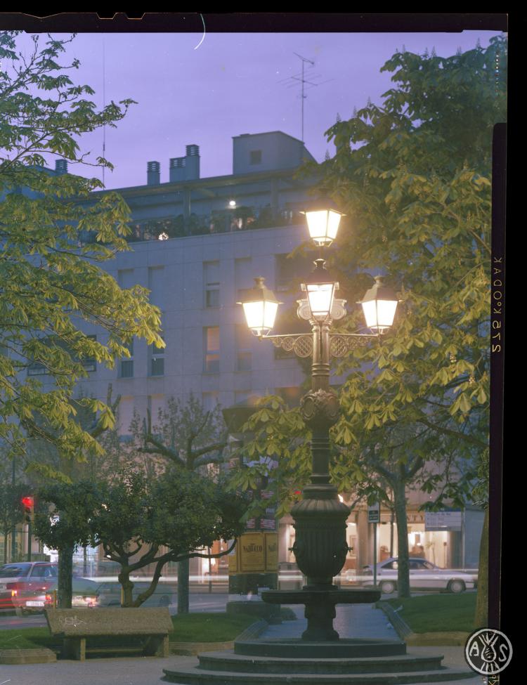La plaça Enric Granados de nit