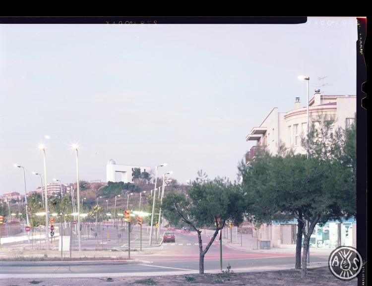L'observatori astronòmic de Sabadell de nit vist des de la carretera de Terrassa