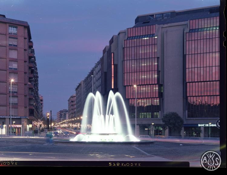 La plaça de Catalunya i la ronda Zamenhof de nit