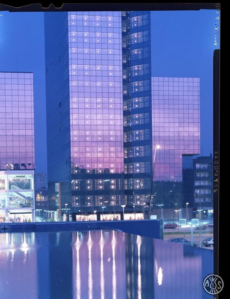 Torre de l'avinguda Francesc Macià de nit