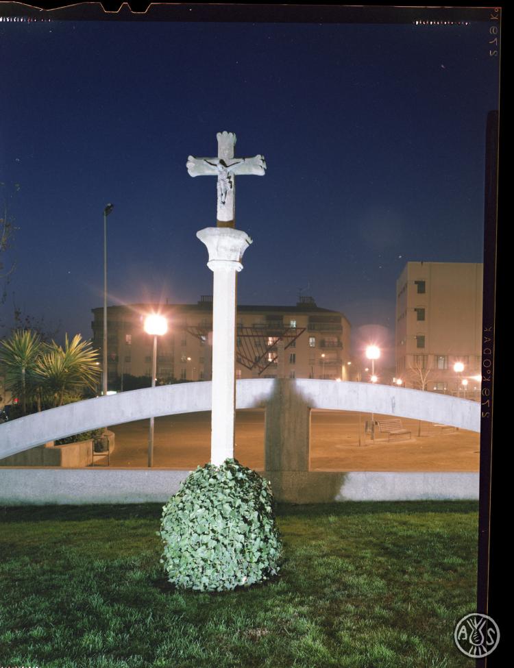 Creu de terme de la plaça de la Creu Alta de nit
