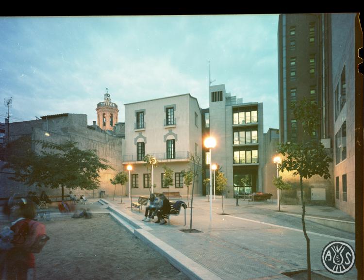 La plaça Fidela Renom de nit