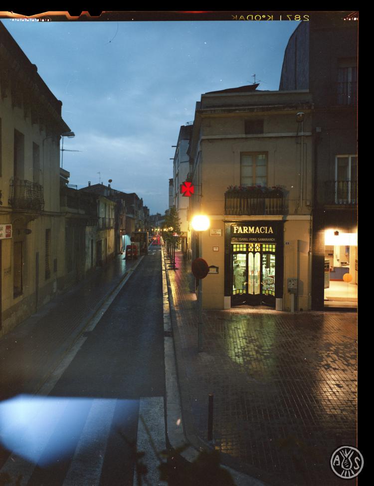 La plaça Marquilles i el carrer Sant Cugat  de nit