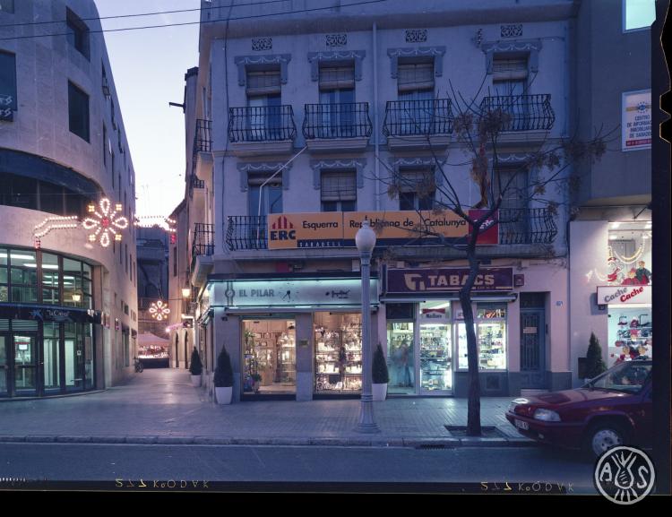Establiments comercials del passeig de la Plaça Major de nit