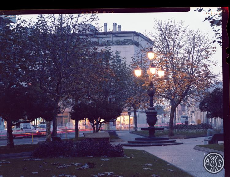 La plaça Enric Granados de nit