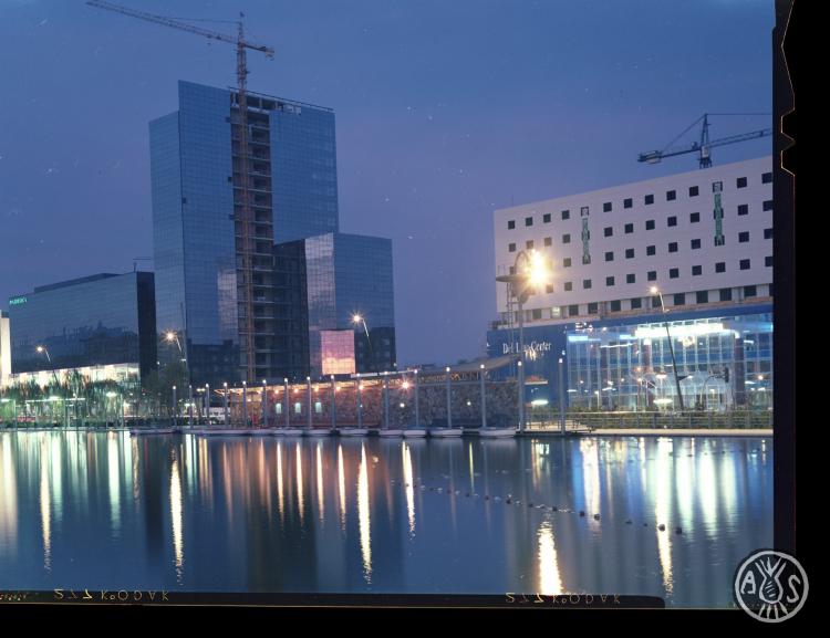 Edificis de l'avinguda Francesc Macià en construcció de nit