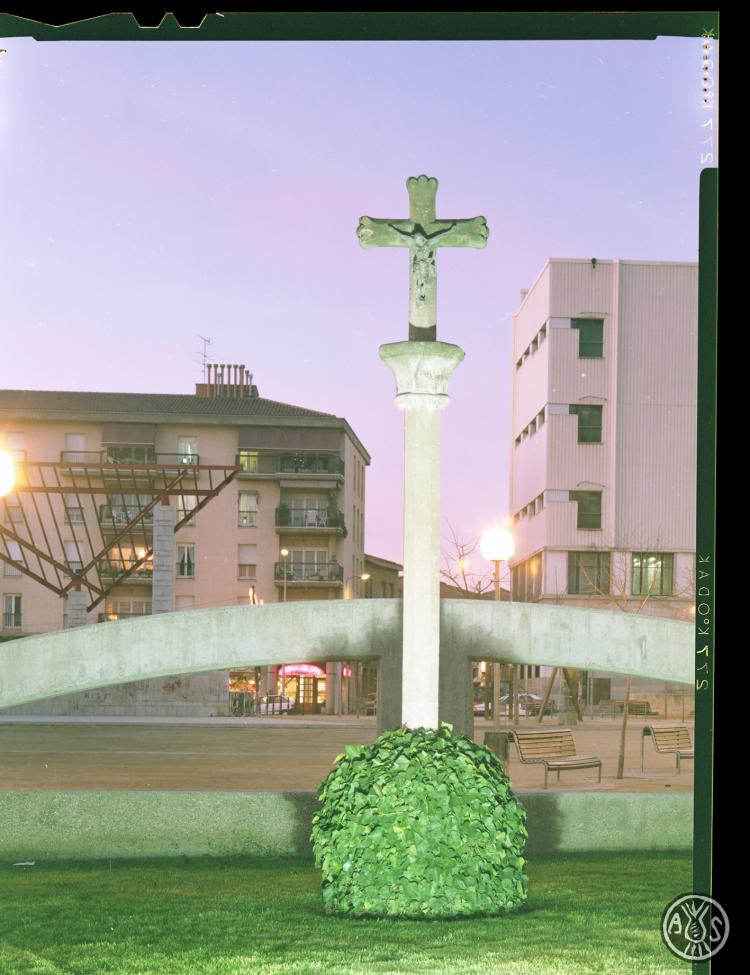 Creu de terme de la plaça de la Creu Alta de nit