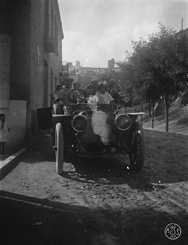 Grup en un automòbil a Caldes d'Estrac