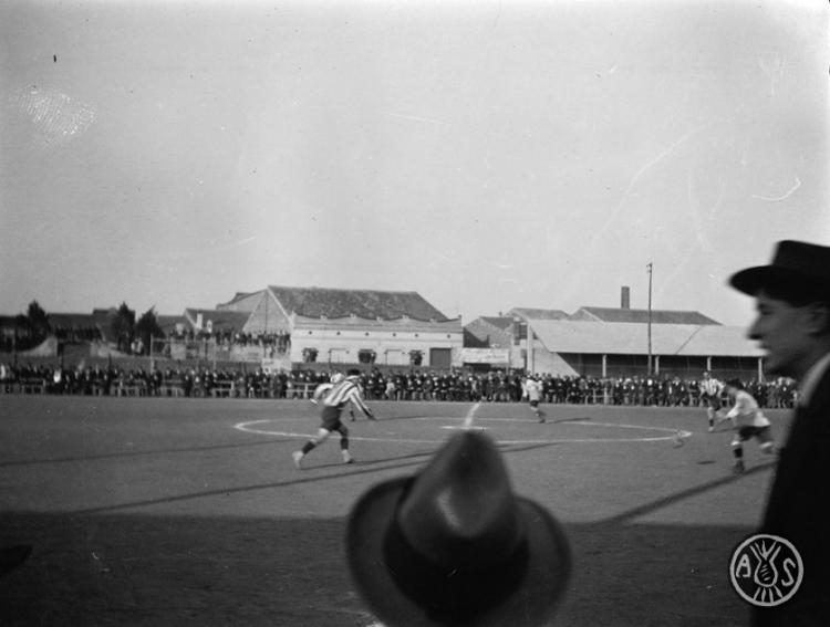 Partit de futbol al camp de la Creu Alta
