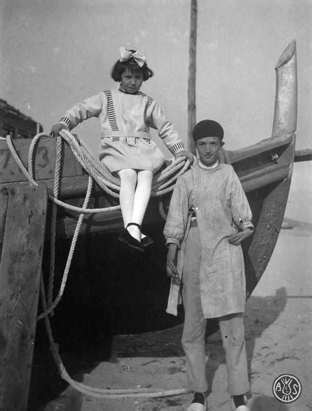 Maria Costa i Joan Bilbeny en una platja a Caldes d'Estrac