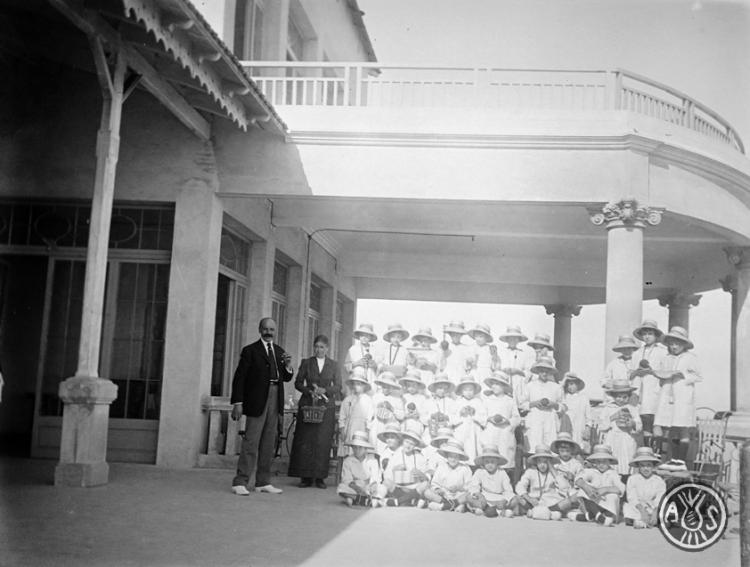 Infants de Sabadell de colònies a Caldes d'Estrac