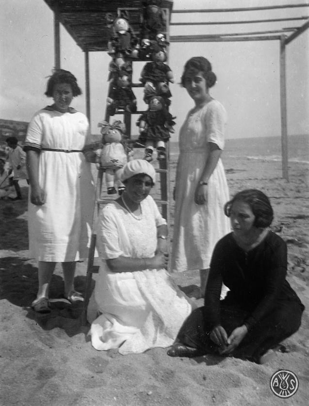 Dones en una platja a Caldes d'Estrac