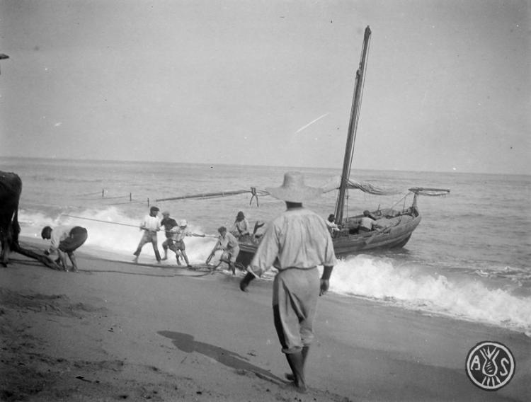 Arribada d'una barca a una platja de Caldes d'Estrac