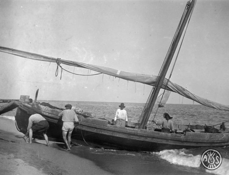 Arribada d'una barca a una platja de Caldes d'Estrac