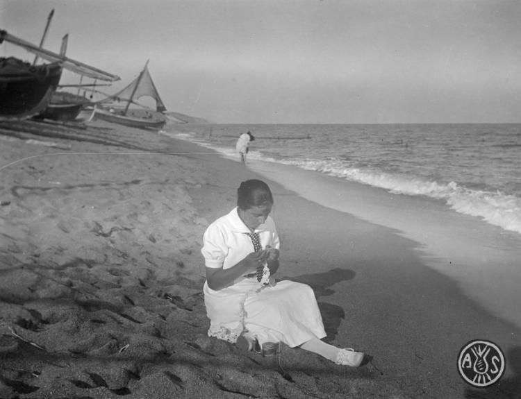 Maria Codina en una platja a Caldes d'Estrac