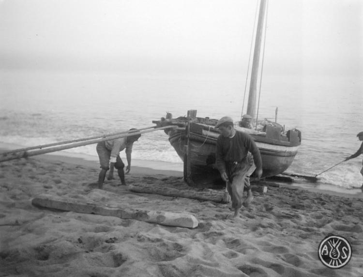 Arribada d'una barca a una platja de Caldes d'Estrac