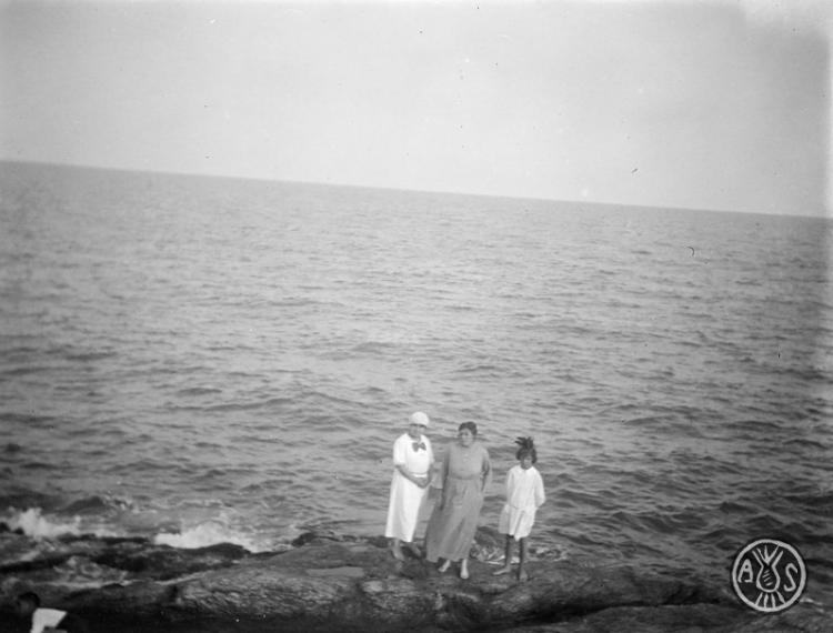 Dues dones i Maria Costa sobre unes roques Caldes d'Estrac