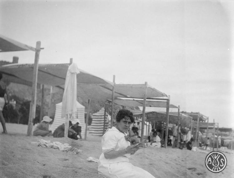 Dona en una platja a Caldes d'Estrac