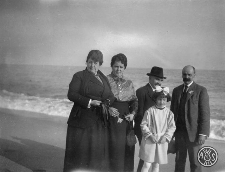 Grup en una platja a Caldes d'Estrac