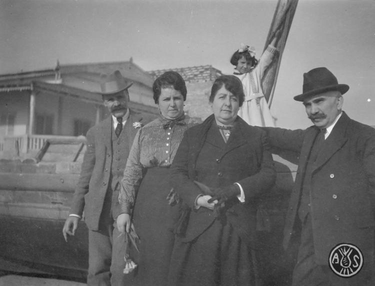 Grup en una platja a Caldes d'Estrac
