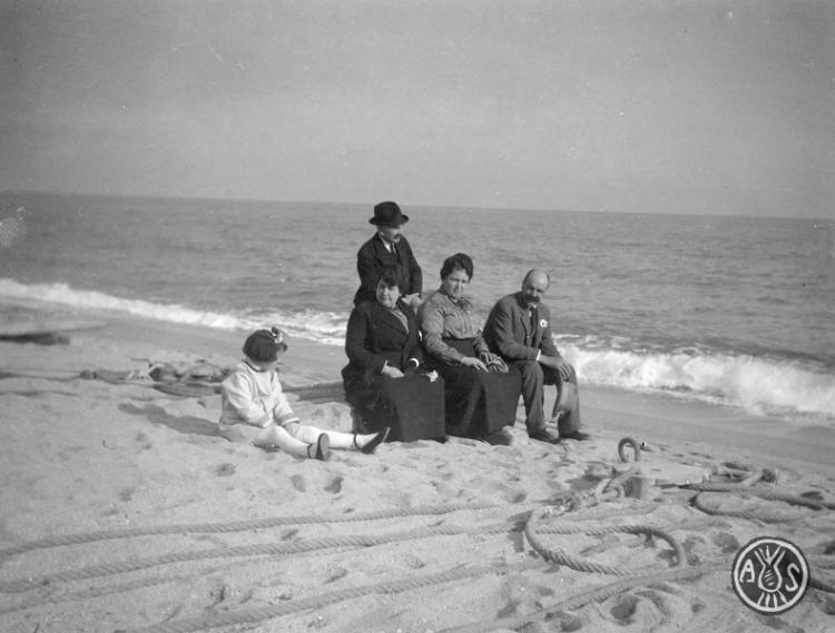 Grup en una platja a Caldes d'Estrac