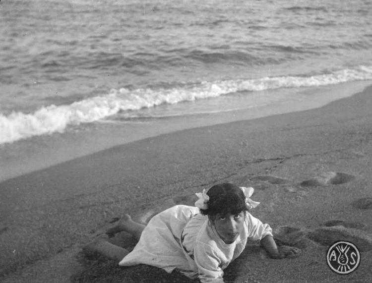 Nena en una platja a Caldes d'Estrac