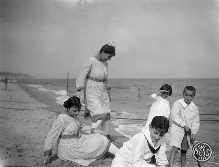 Grup en una platja a Caldes d'Estrac