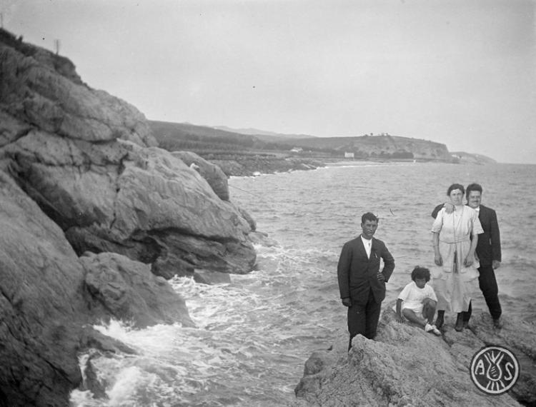 Grup sobre d'unes roques a Caldes d'Estrac