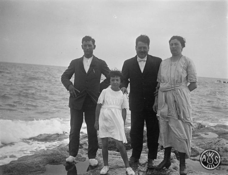 Grup sobre d'unes roques a Caldes d'Estrac
