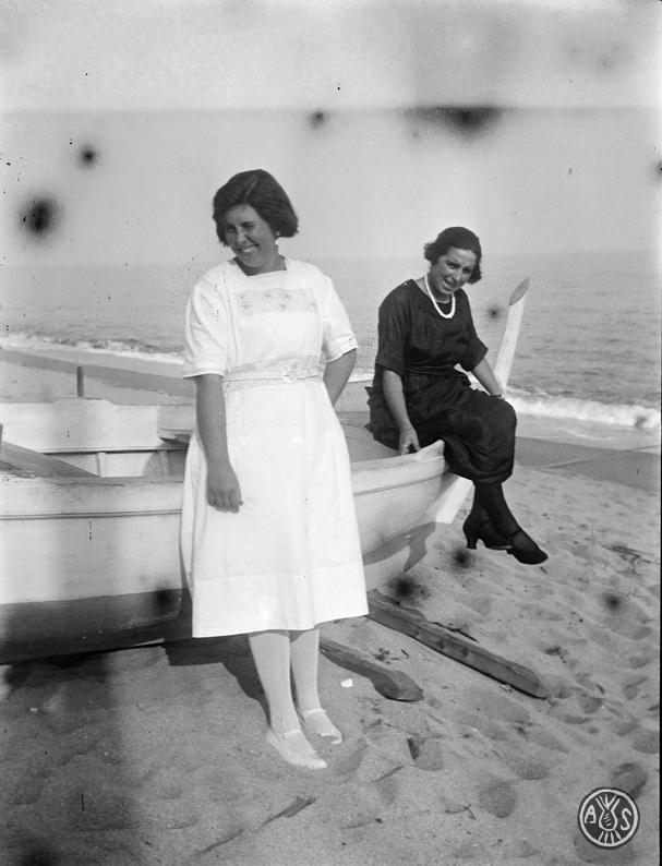 Maria Codina en una platja a Caldes d'Estrac
