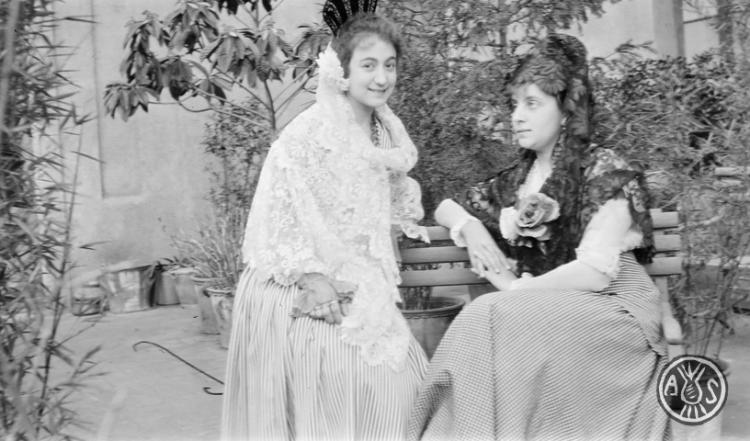 Maria Codina amb mantellina